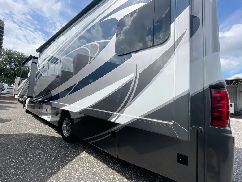 2017 Thor Motor Coach Challenger 37YT, Photos photo 6