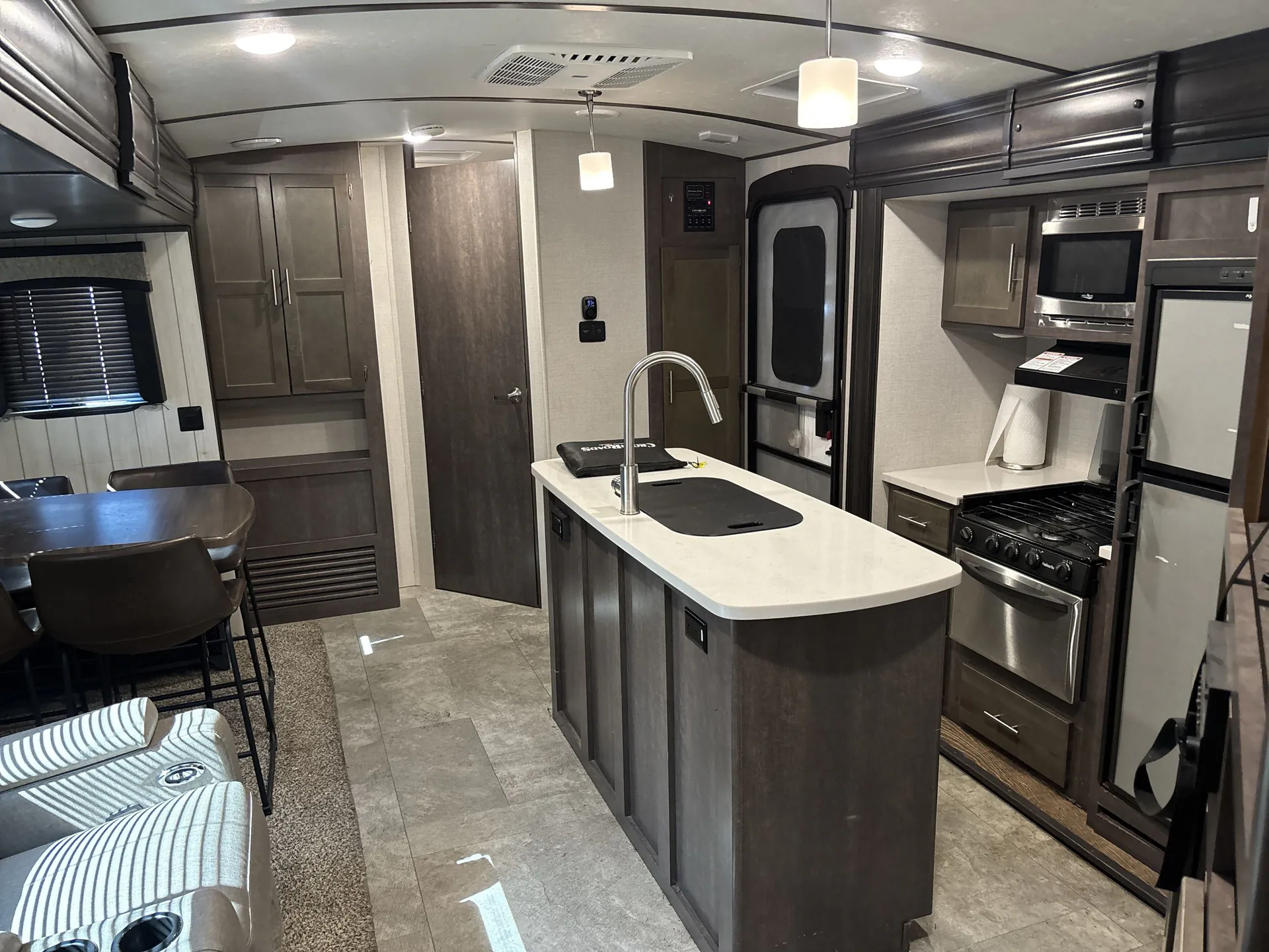 2018 crossroads Sunset Trail 331BH — living area main
