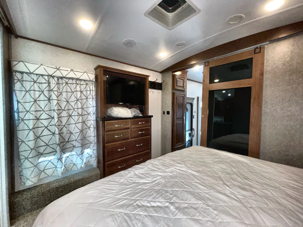 2017 Jayco Pinnacle 36FBTS, Photos photo 16