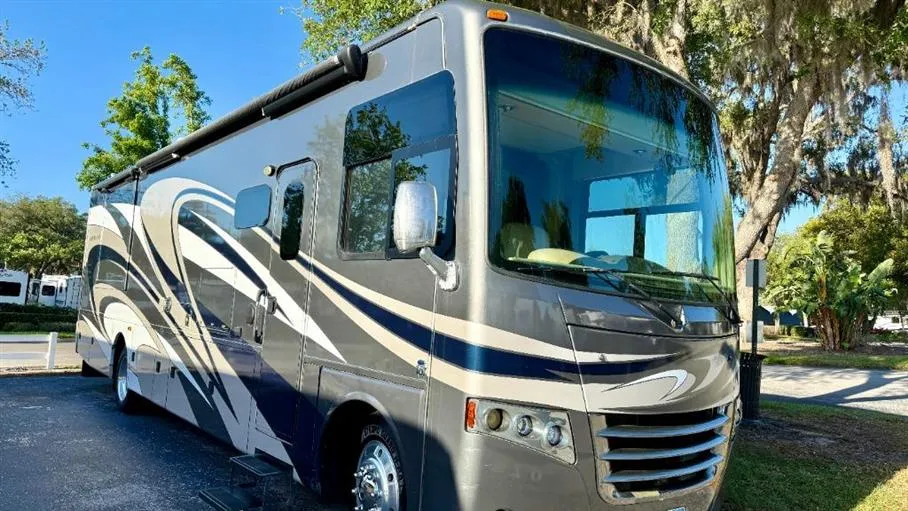 2016 Thor Motor Coach Miramar 34.1 - Main photo