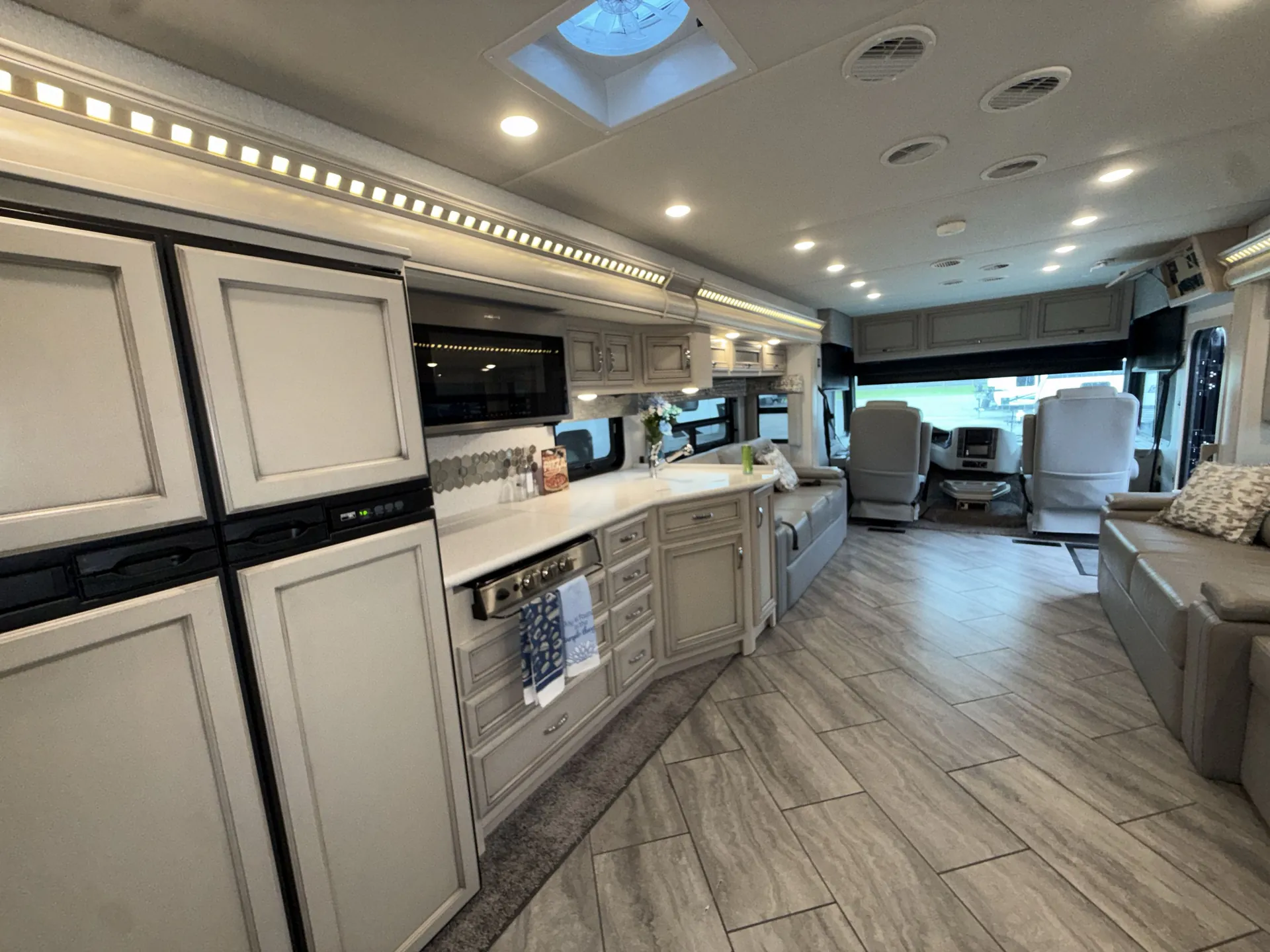 2022 Newmar Bay Star 3416 — living area main