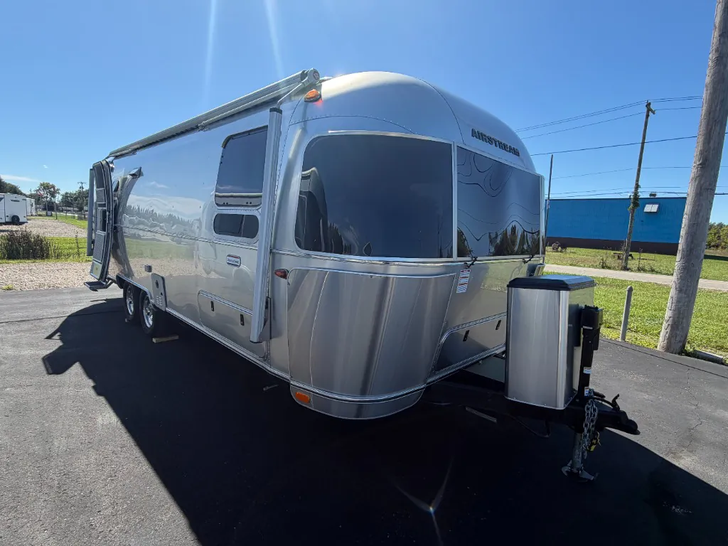 2023 Airstream International 27FB Twin - Photo 2