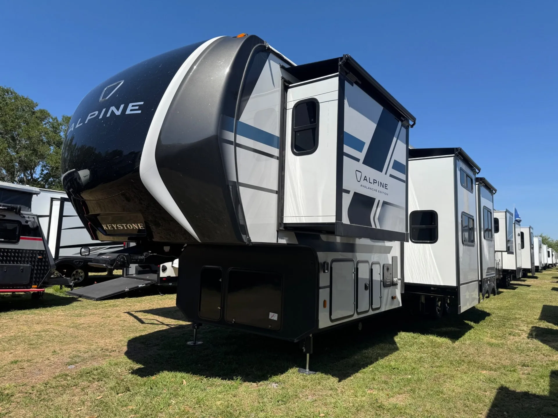 2026 Keystone Alpine Avalanche Edition 379MB - Photo 3