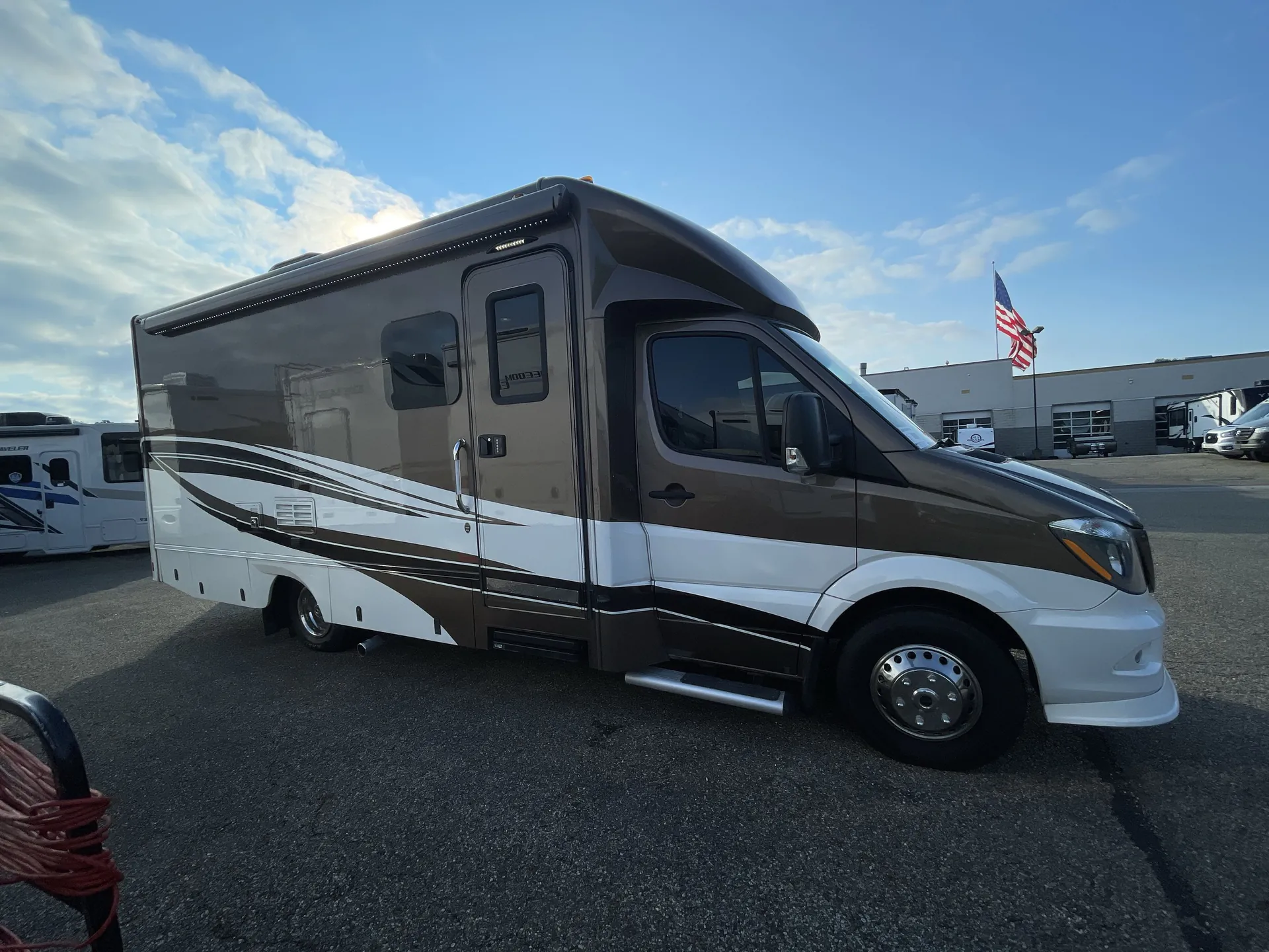 2015 Renegade RV Villagio 25TBS dealer photo 5 from Camping World