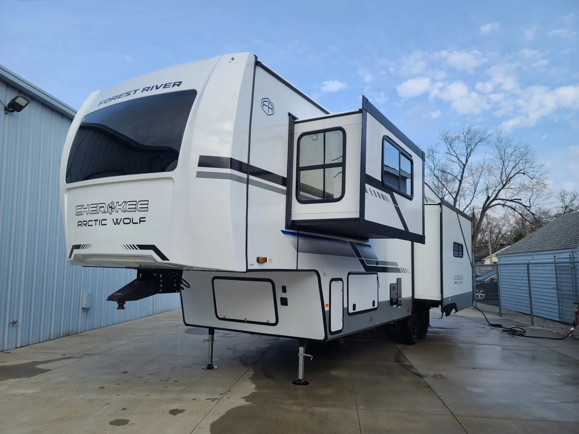 2025 Forest River Cherokee Arctic Wolf 3250SUITE - Photo 4