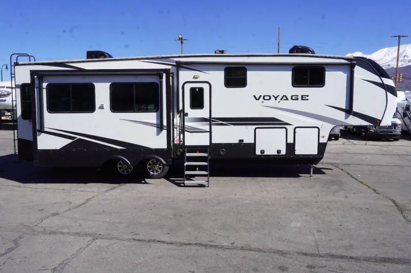 2021 Winnebago Voyage V3134RL - Photo 3