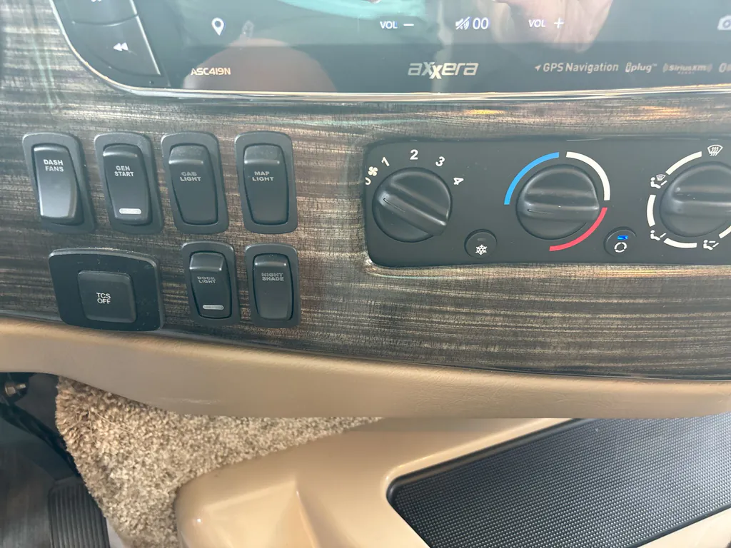 2022 Thor Motor Coach Challenger 35MQ, Photos photo 36