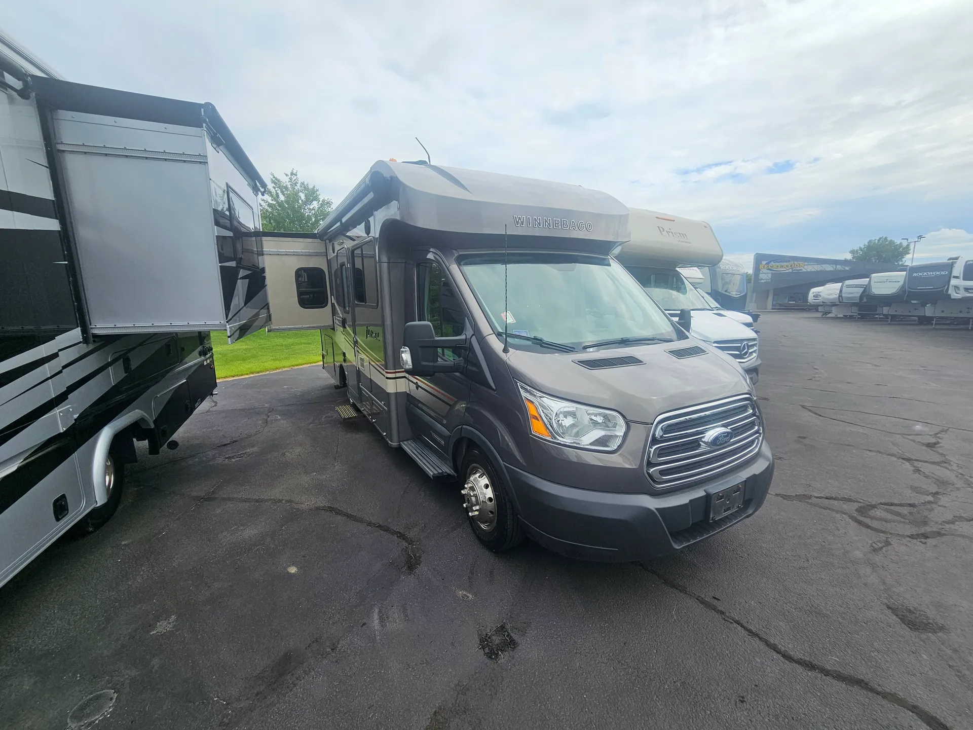 2017 Winnebago Fuse 23T - Photo 2