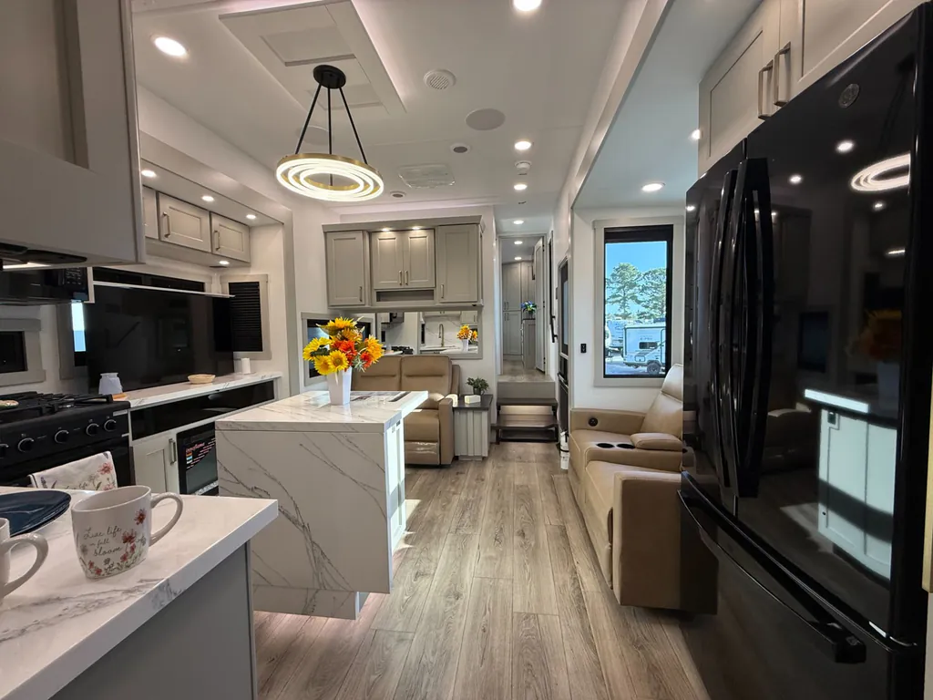 2026 Brinkley Model G 3520, Photos photo 6