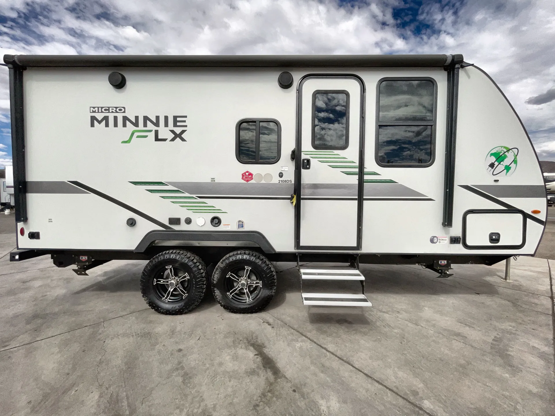 2022 Winnebago Micro Minnie FLX 2108DS — campside