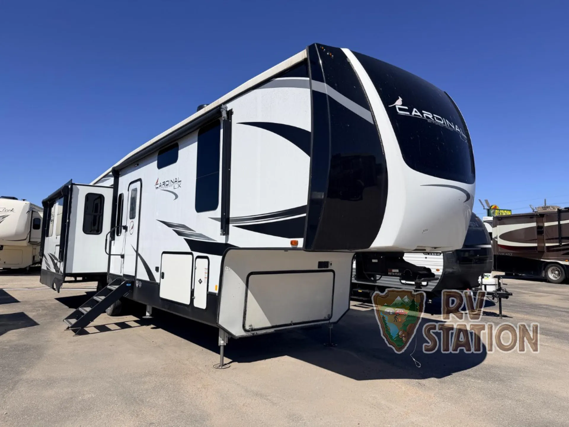 2021 Forest River Cardinal Luxury 360RLX - Photo 2
