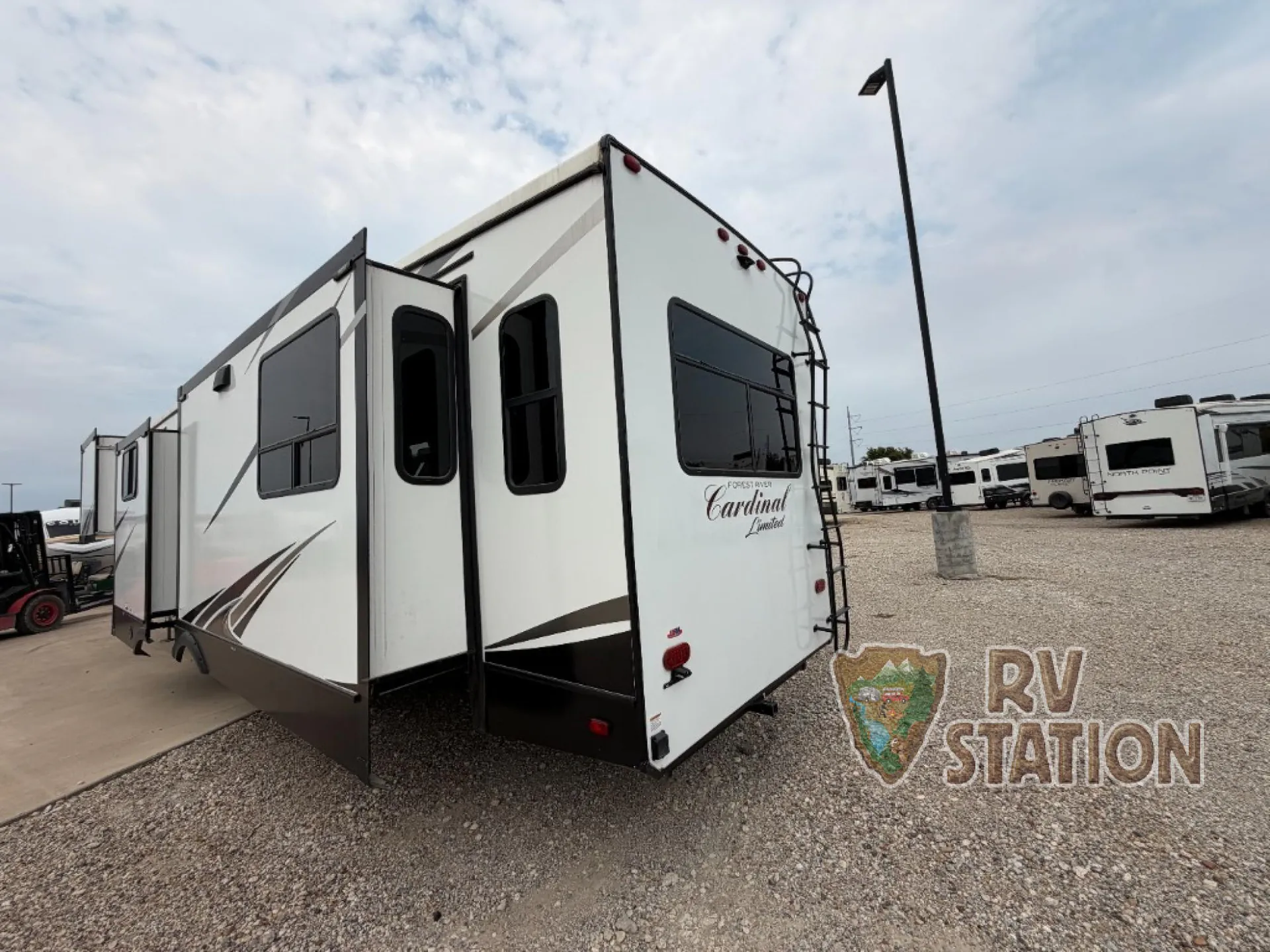 2021 Forest River Cardinal Limited 377MBLE — Photo 6