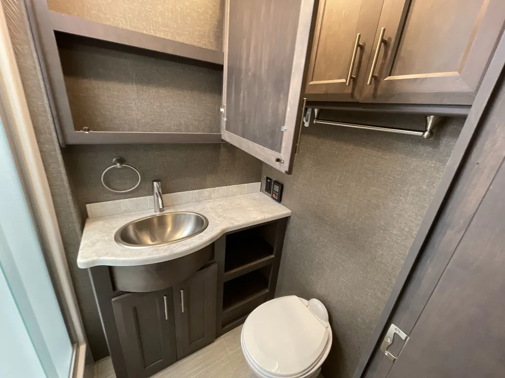 2022 Thor Motor Coach Challenger 35MQ, Photos photo 16