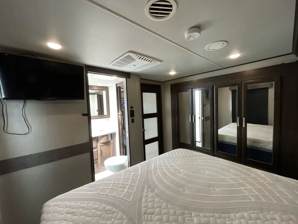 2019 Grand Design Momentum 399TH, Photos photo 14
