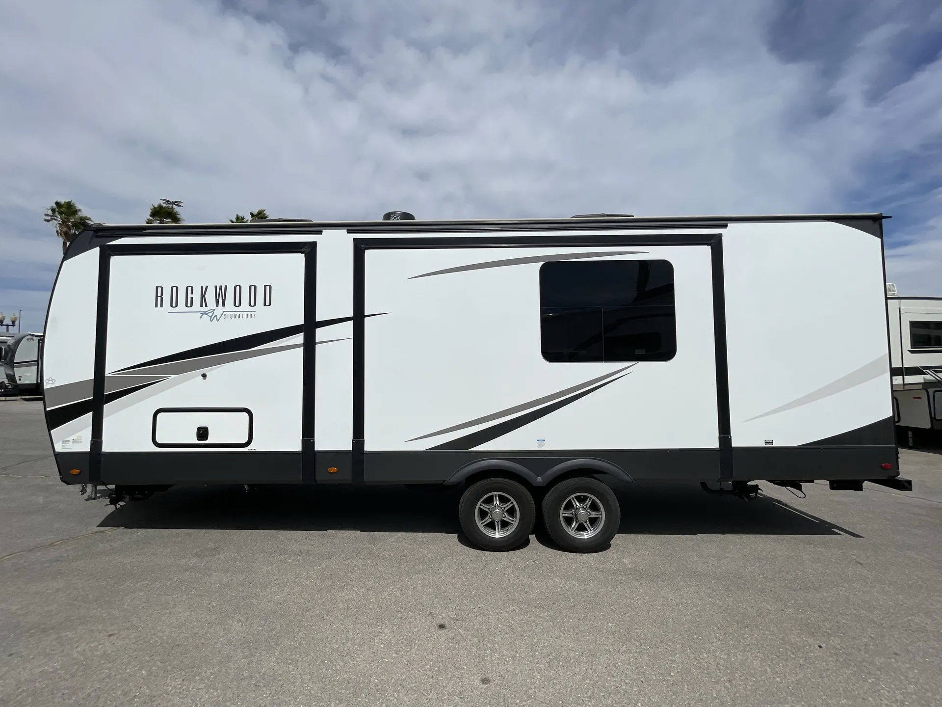 2024 Forest River Rockwood Signature 8262RBS — off campside