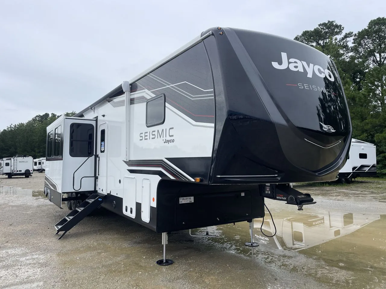 2026 Jayco Seismic 395 - Photo 2