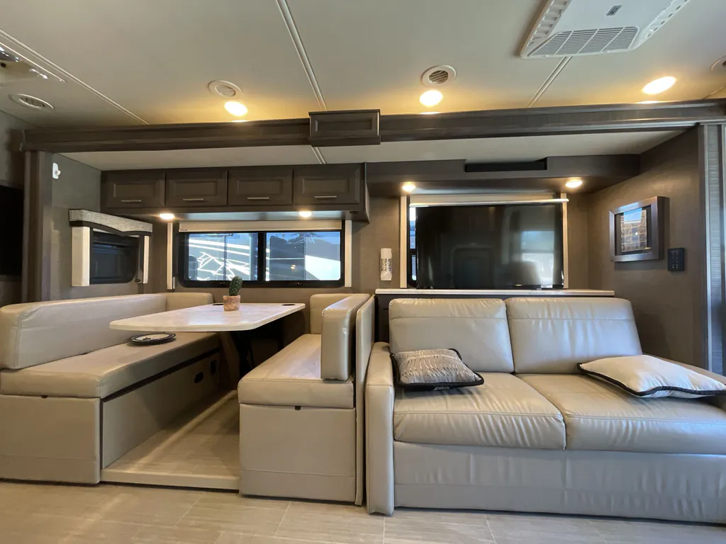 2022 Thor Motor Coach Challenger 35MQ, Photos photo 14