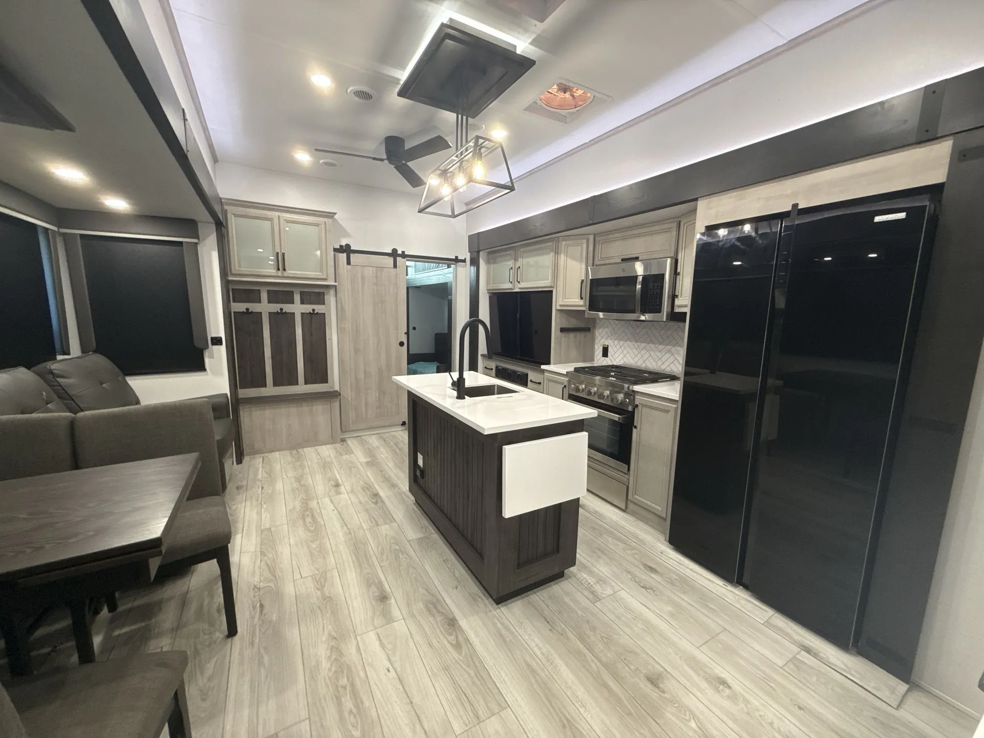 2025 Keystone Montana High Country 389BH — living area main