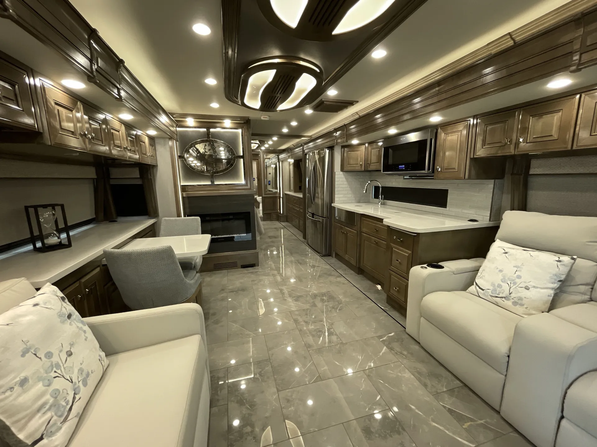 2022 American Coach American Tradition 42Q — living area main