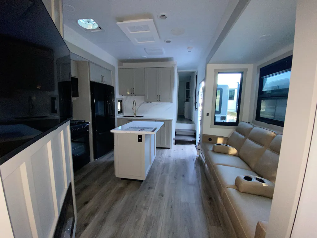 2026 Brinkley Model G 4000, Photos photo 25