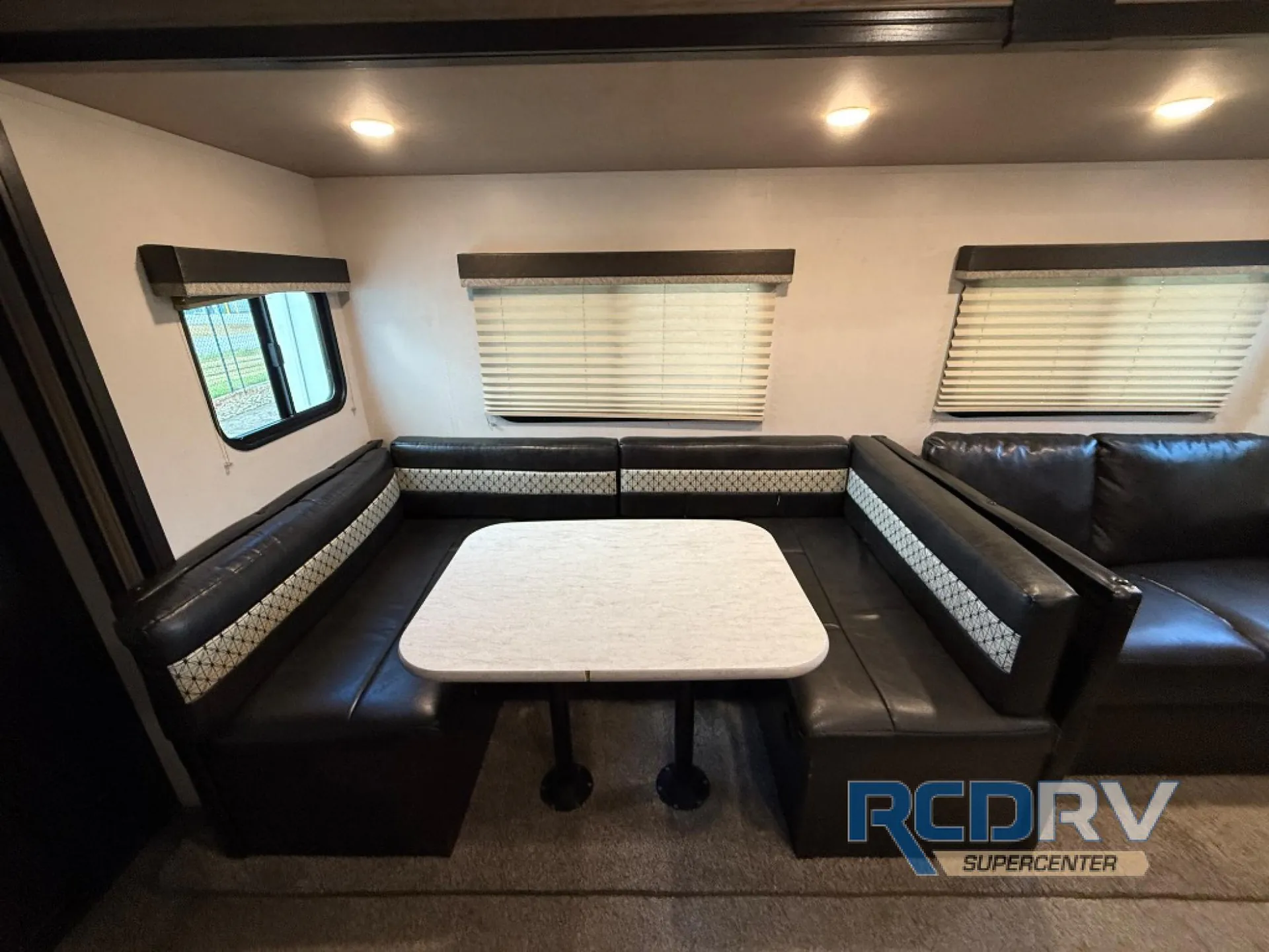 2019 Forest River Surveyor Legend 295QBLE — Photo 7