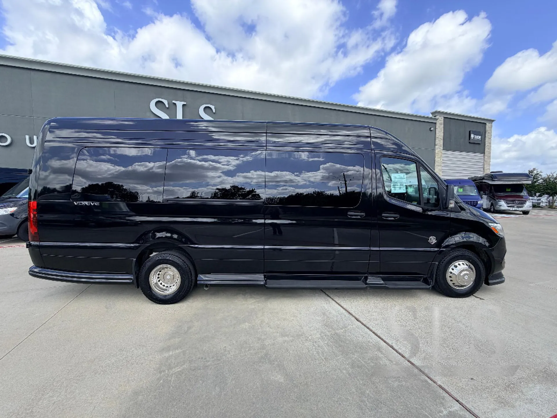 2027 OGV Luxury Coach V-Drive 10OB - Photo 3