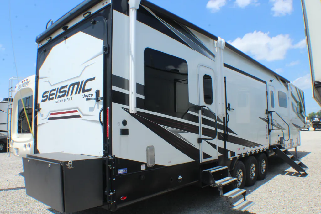2023 Jayco Seismic Luxury Series 4113, Photos photo 7