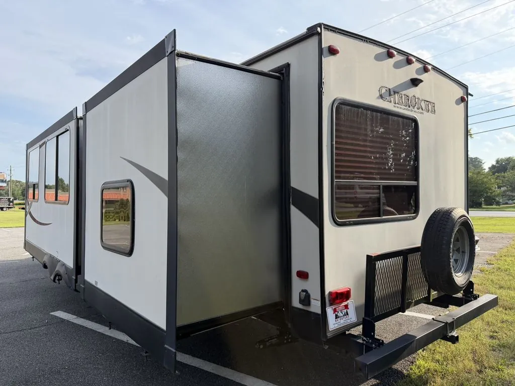 2016 Forest River Cherokee 304BH — Photo 6