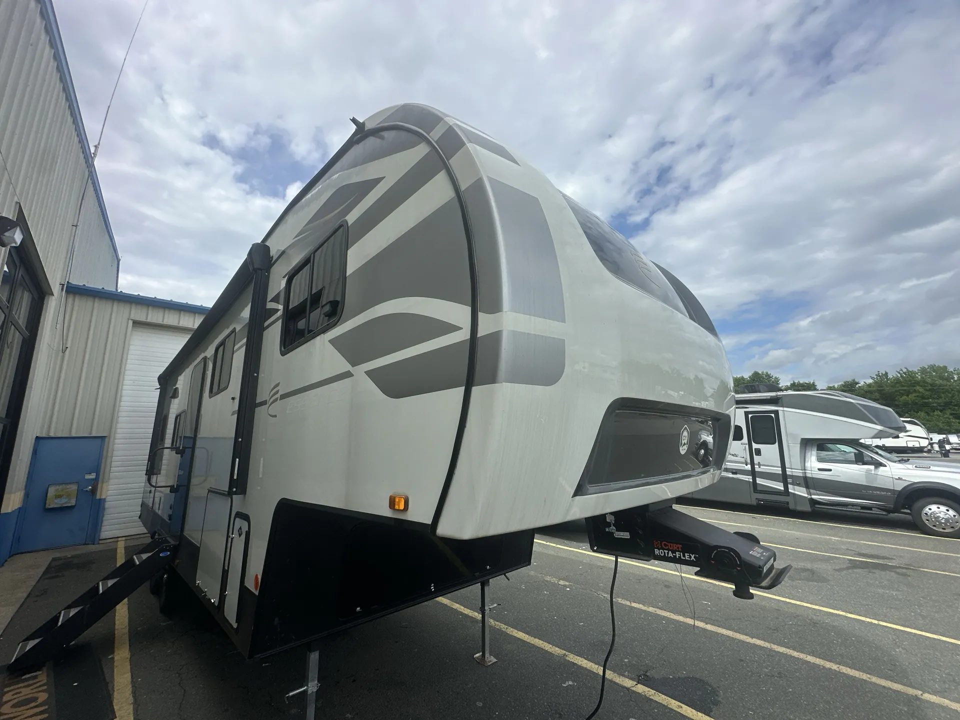 2025 Cruiser RV Essence 28DB - Photo 2
