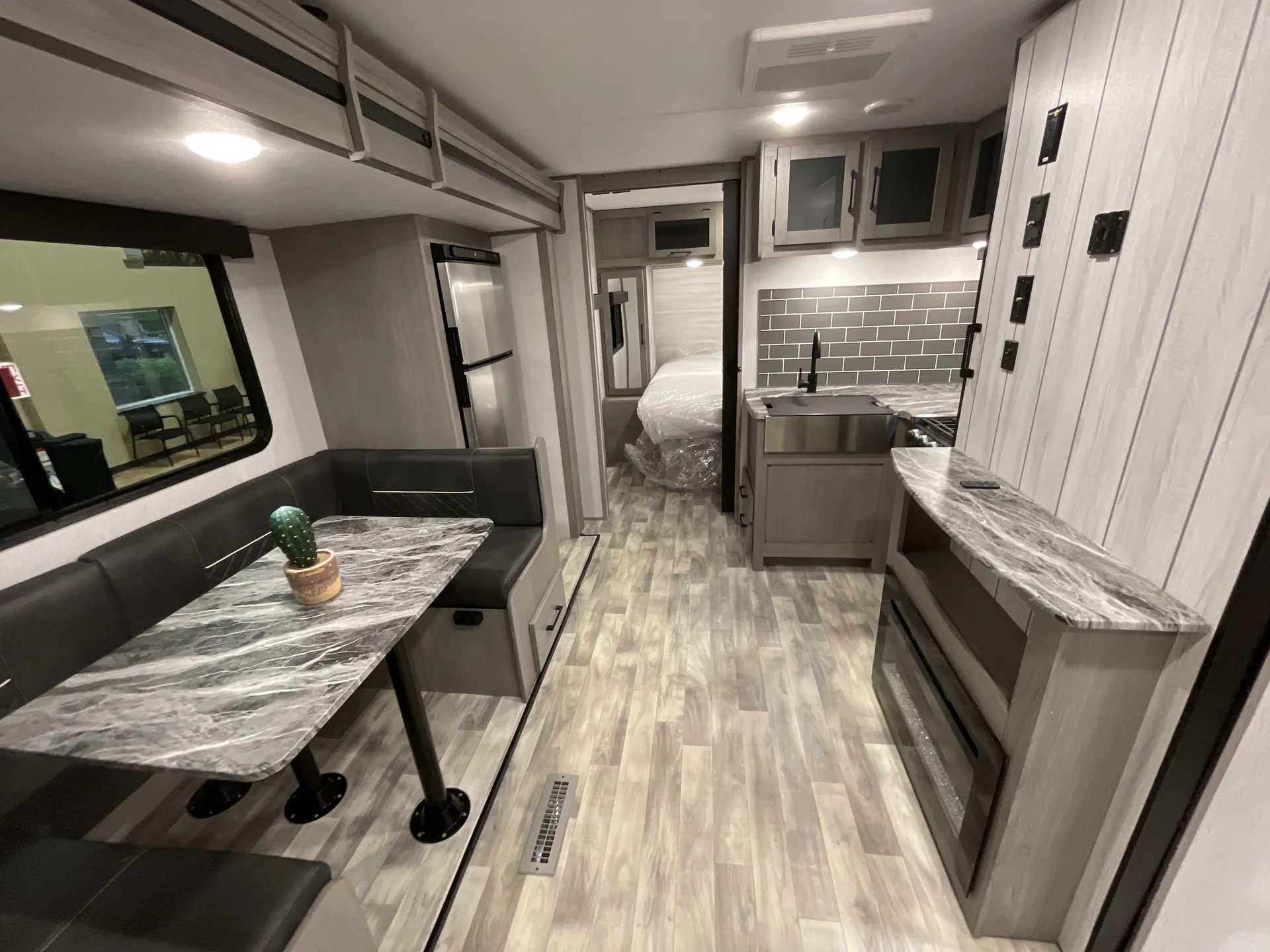 2022 Dutchmen Kodiak Ultra-Lite 248BHSL — living area main
