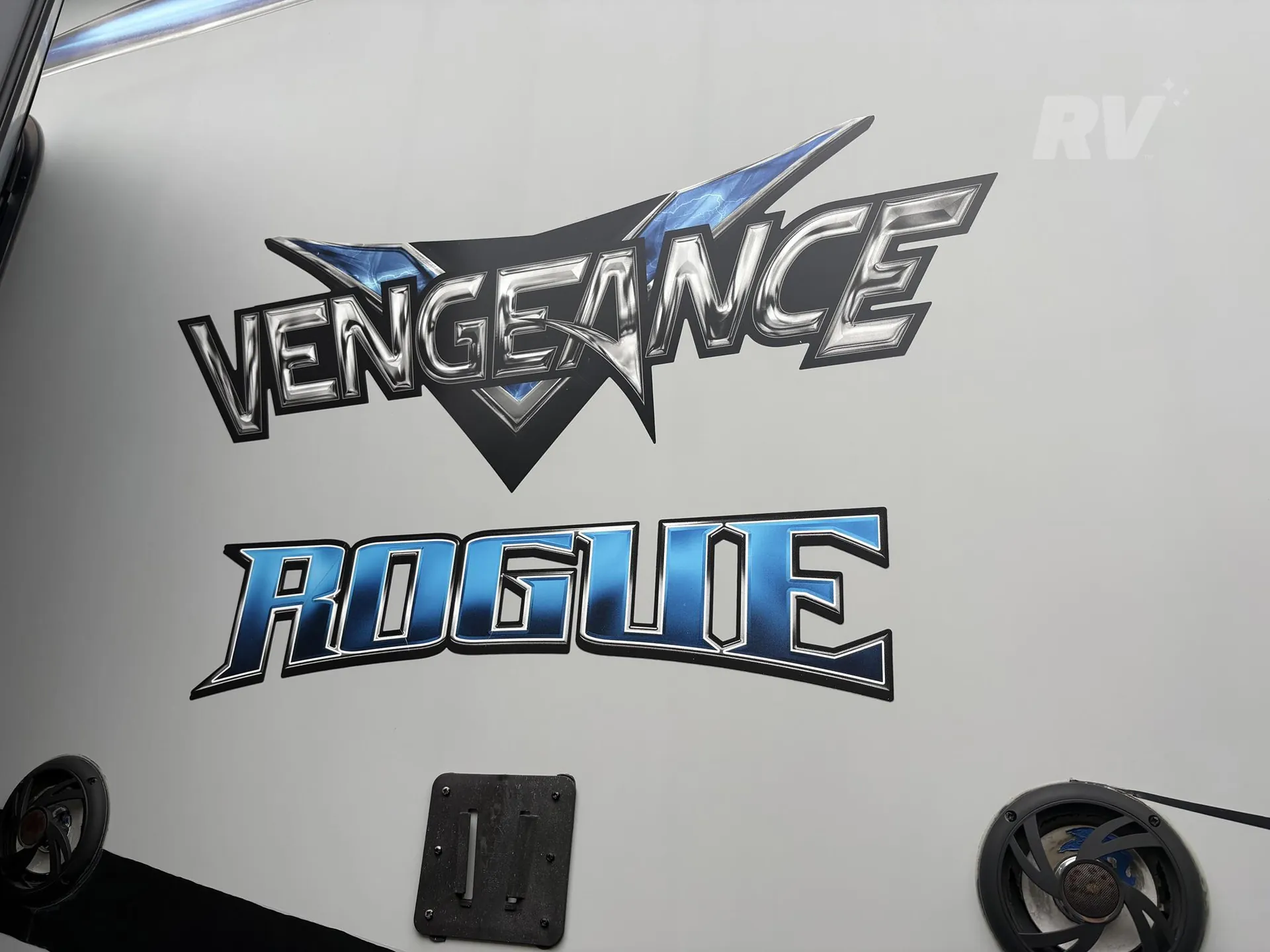 2019 Forest River Vengeance Rogue 32V - Photo 4