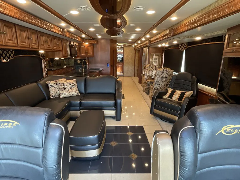 2015 Winnebago Ellipse Ultra 42HL - Photo 4