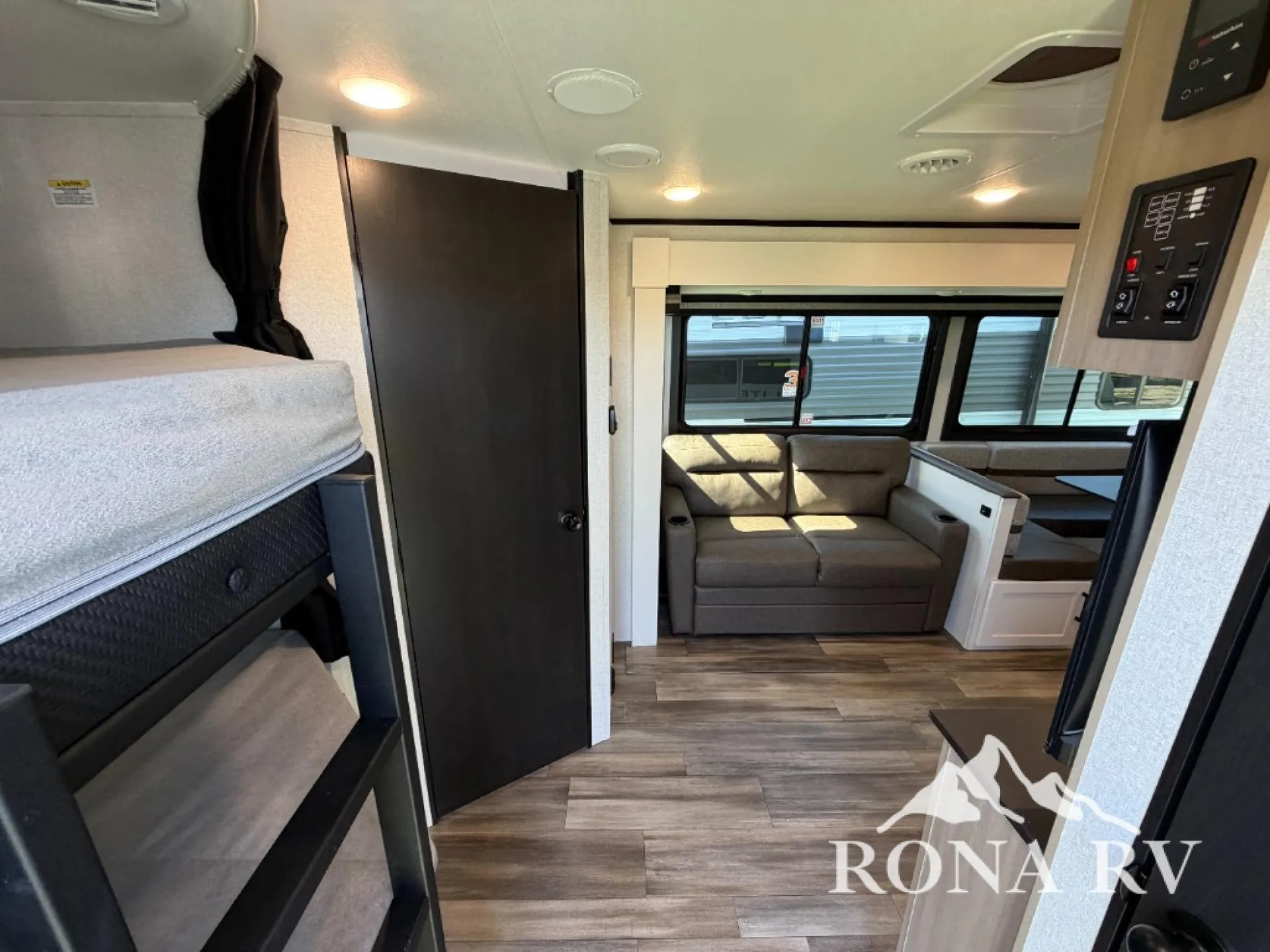 2026 Highland Ridge Range Lite 270DBL dealer photo 2 from Rona RV