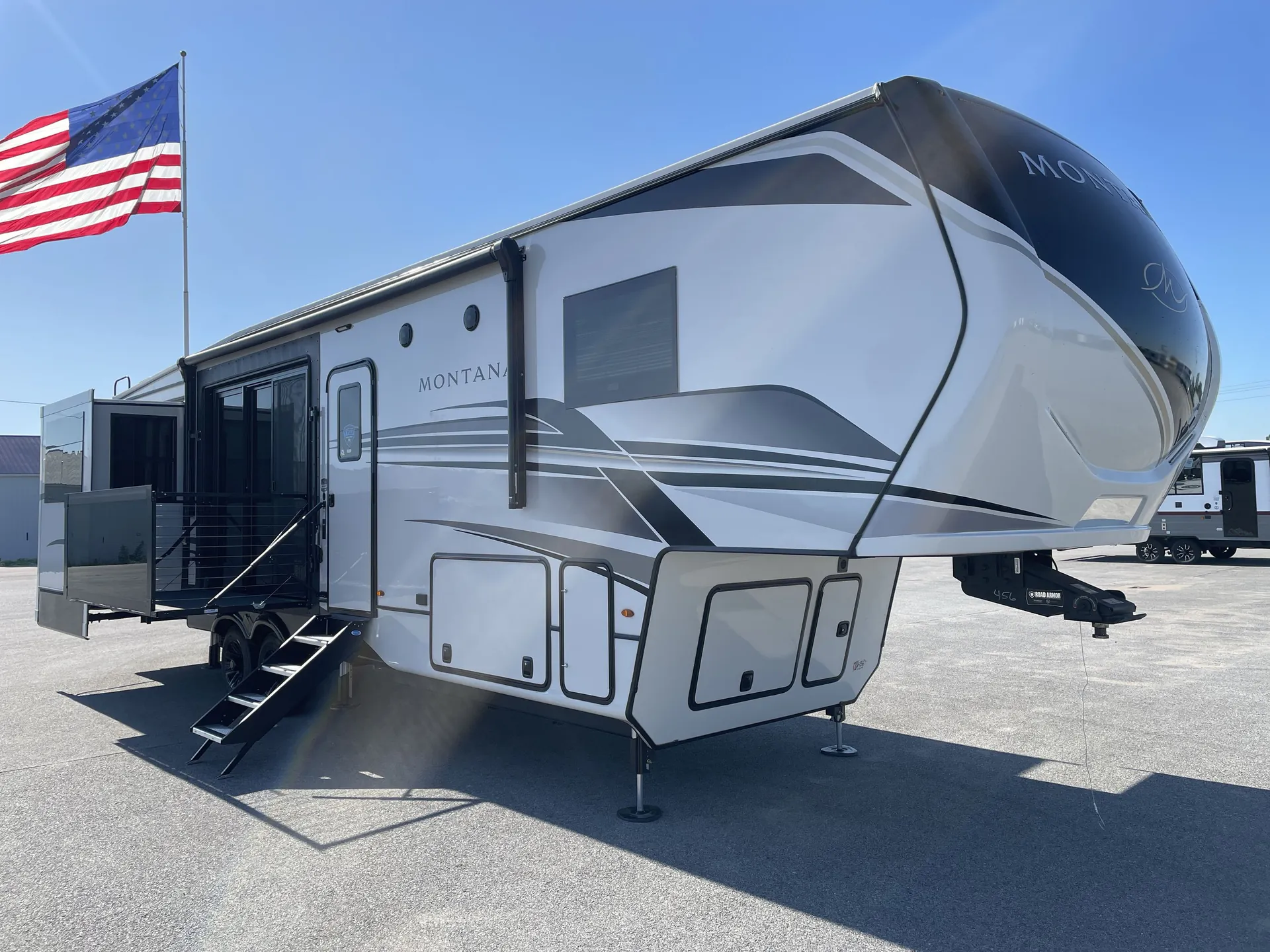 2025 Keystone Montana 3532SP - Photo 2