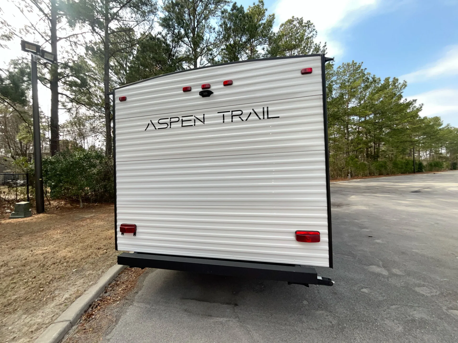 2024 Dutchmen Aspen Trail Le 17RB — living area main