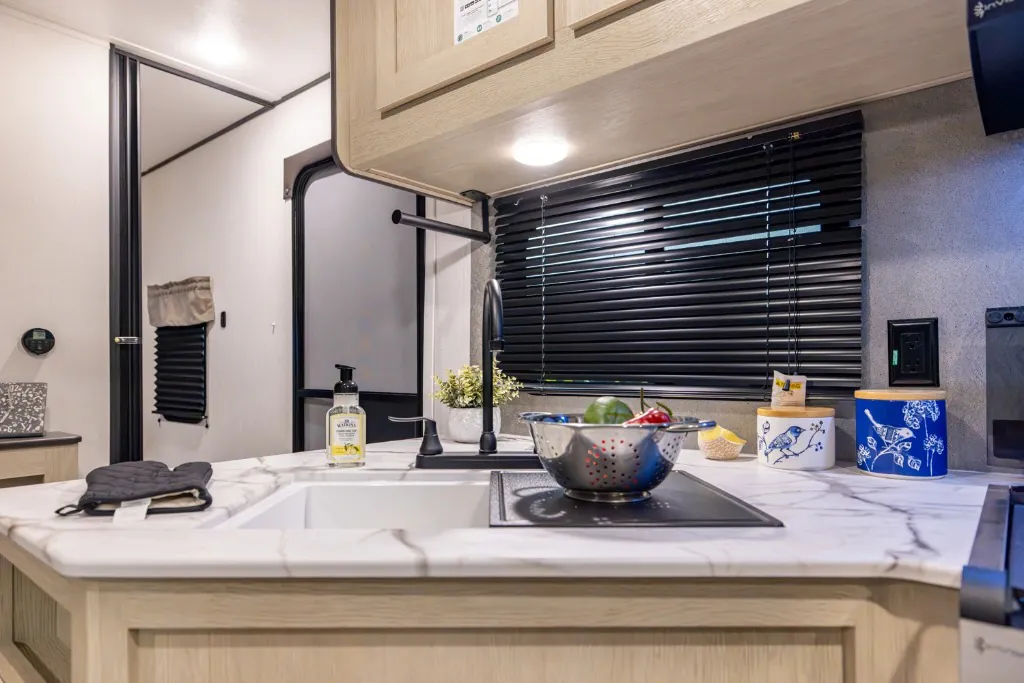 2026 Shasta RVs i-5 Edition 527BHS, Photos photo 10