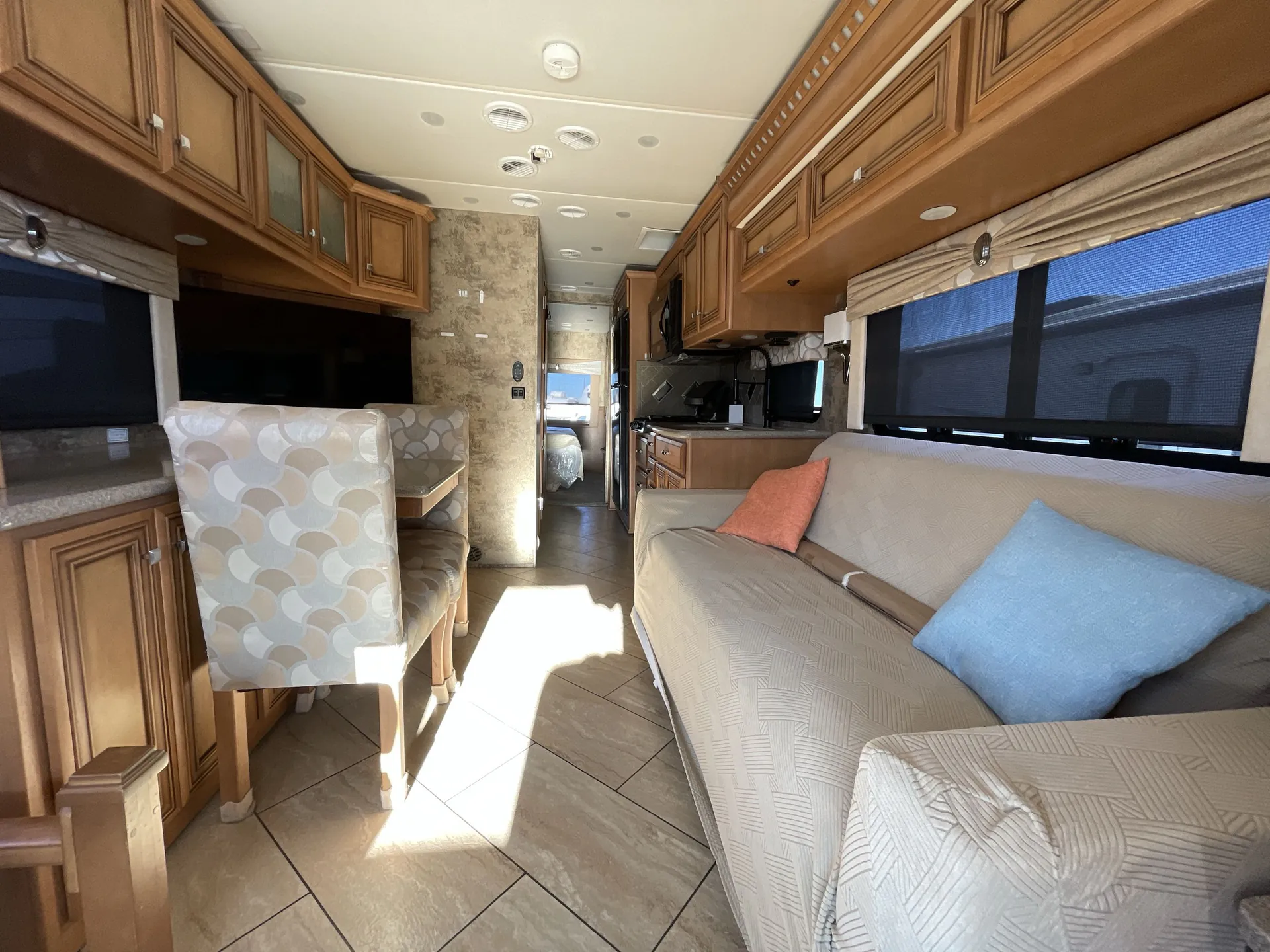 2017 Newmar Bay Star 3113 — living area main
