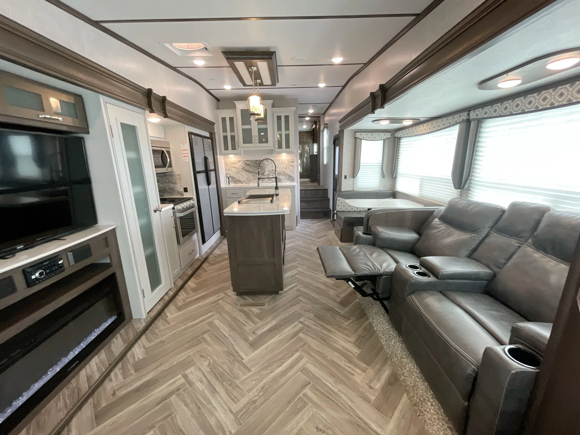 2020 Dutchmen Astoria 3173RLP — living area main