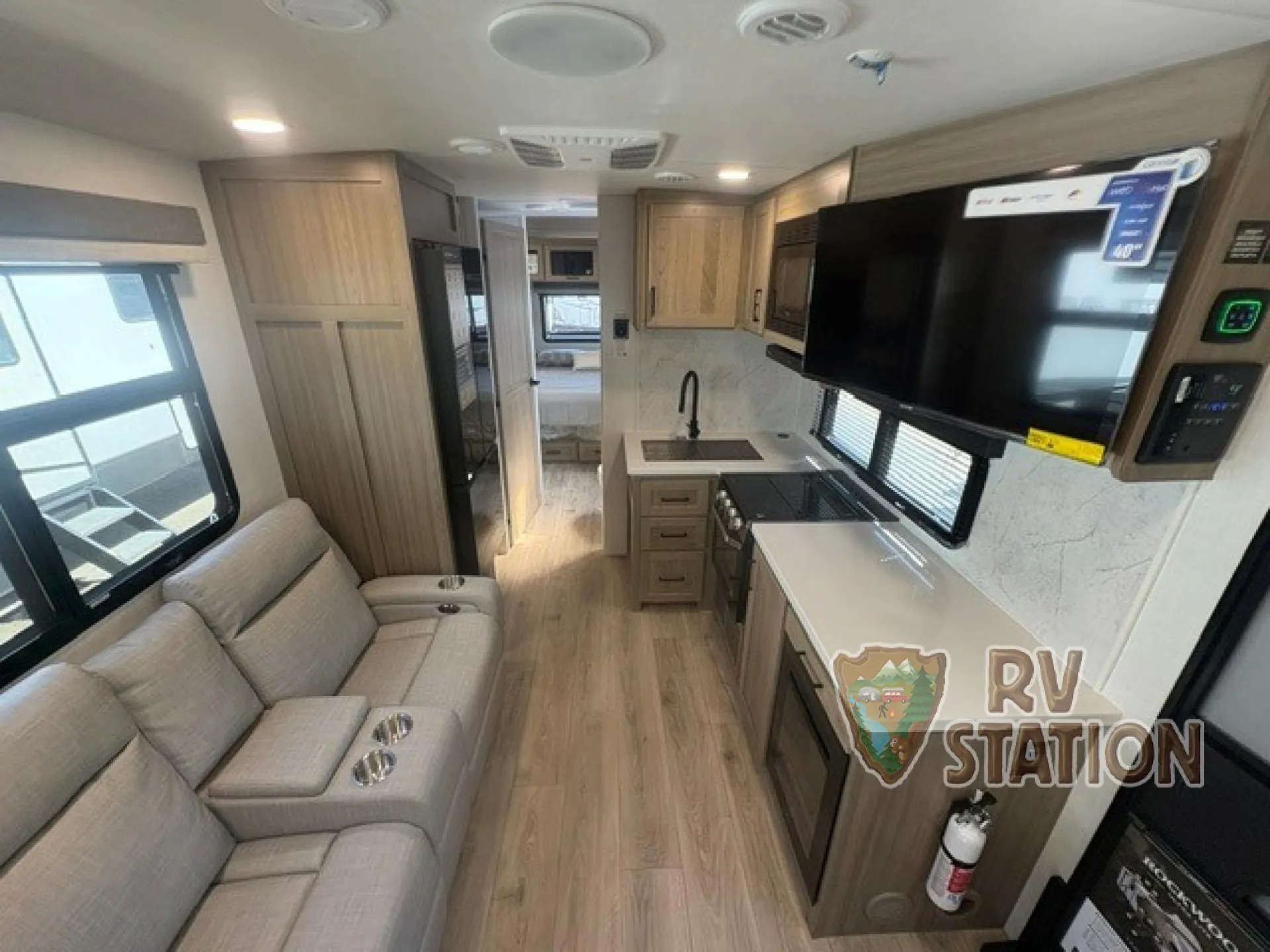 2027 Forest River Rockwood Ultra Lite 302RDT — Photo 6