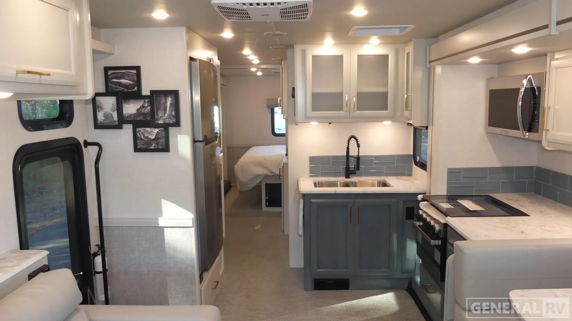 2026 Fleetwood Flair 33B6 - Photo 3