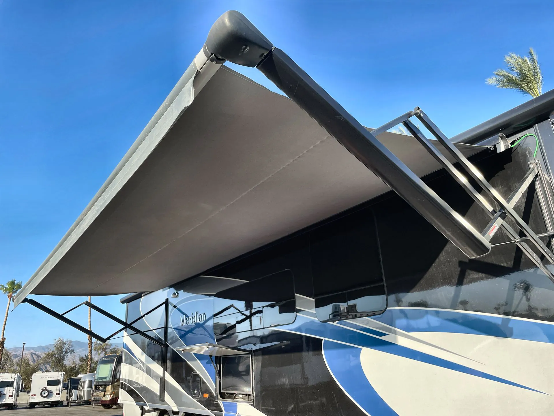 2016 Winnebago Meridian 42E - Photo 4