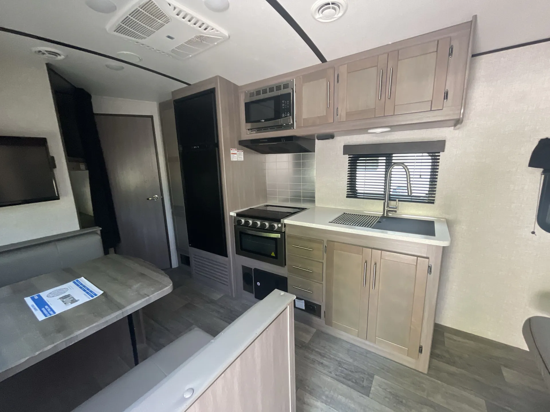 2021 crossroads Sunset Trail 215BH — living area main