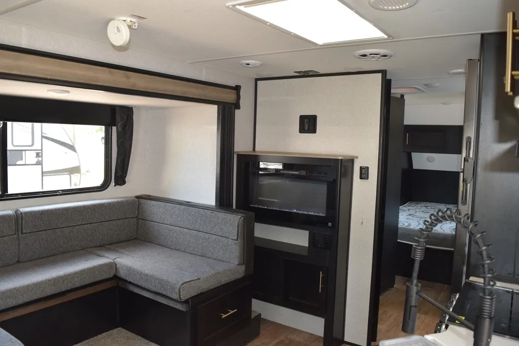 2022 Forest River Cherokee Grey Wolf 23MK — Photo 6