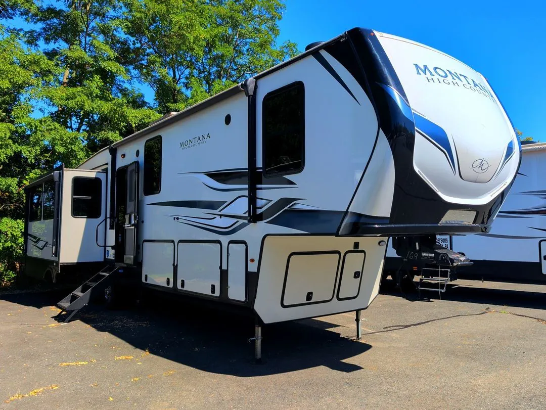 2022 Keystone Montana 3855BR - Photo 2