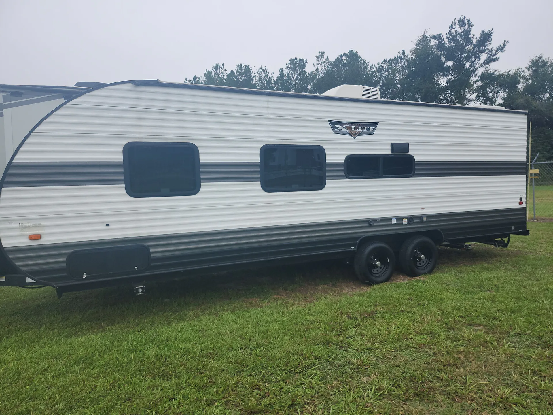 2023 Forest River Wildwood X-Lite 261BHXL — off campside
