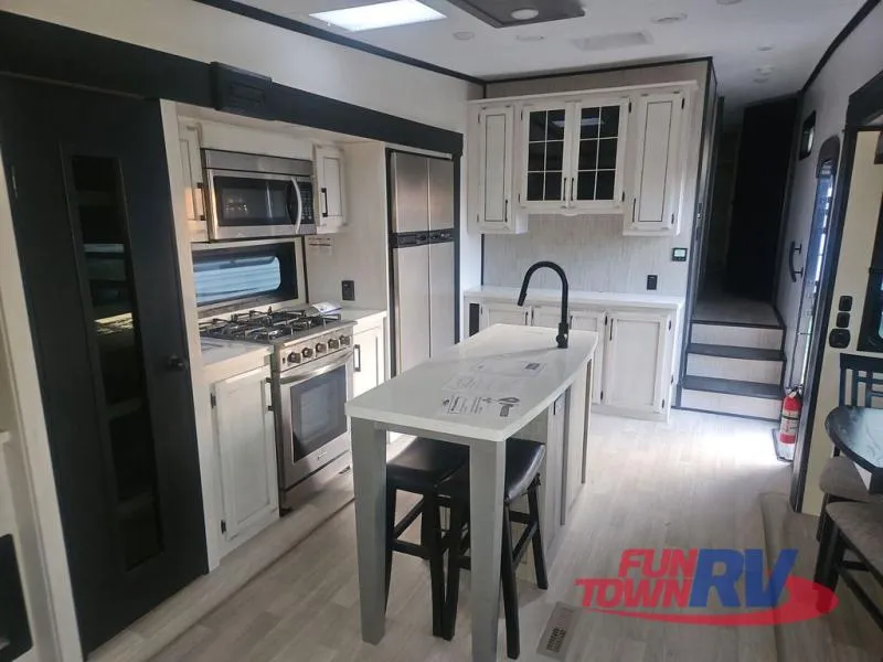 2023 KZ Durango 333RLT - Photo 4