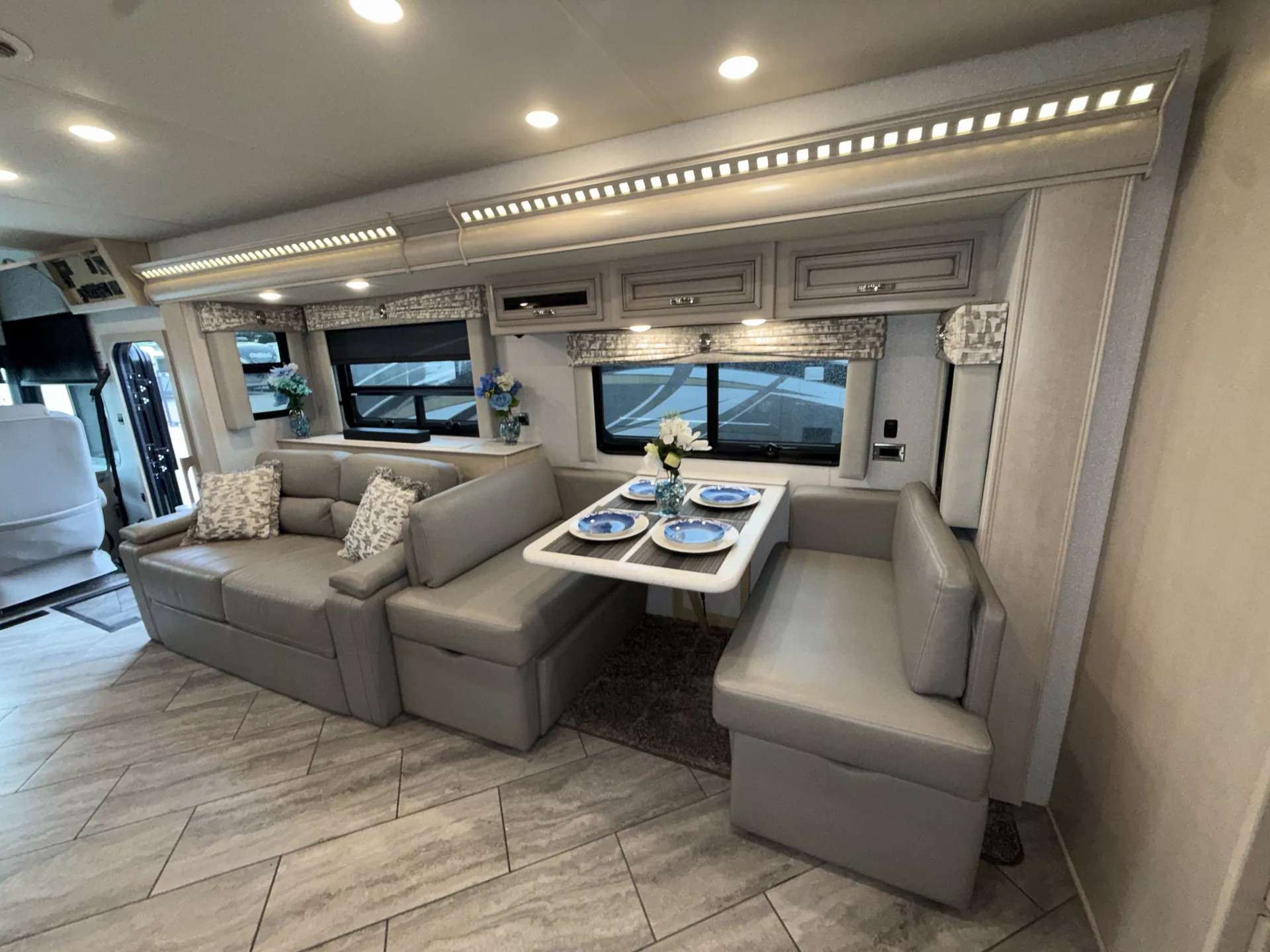 2022 Newmar Bay Star 3416 — living area main