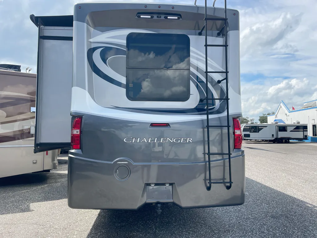 2017 Thor Motor Coach Challenger 37YT, Photos photo 7