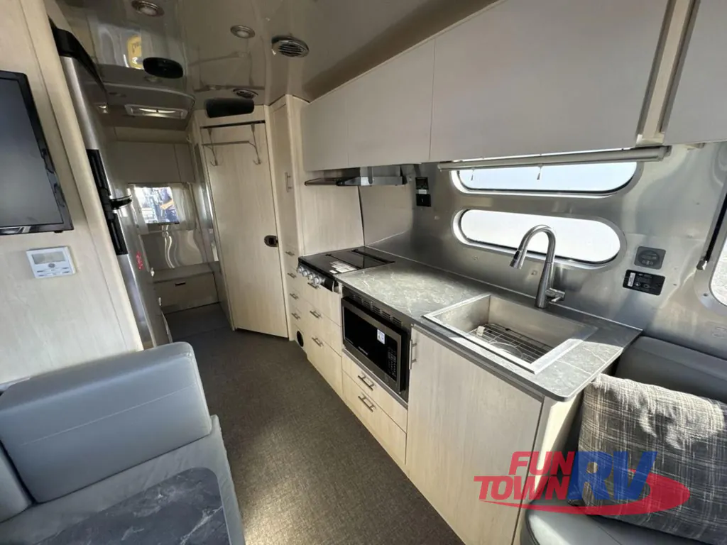 2024 Airstream Flying Cloud 30FB Office, Photos photo 11
