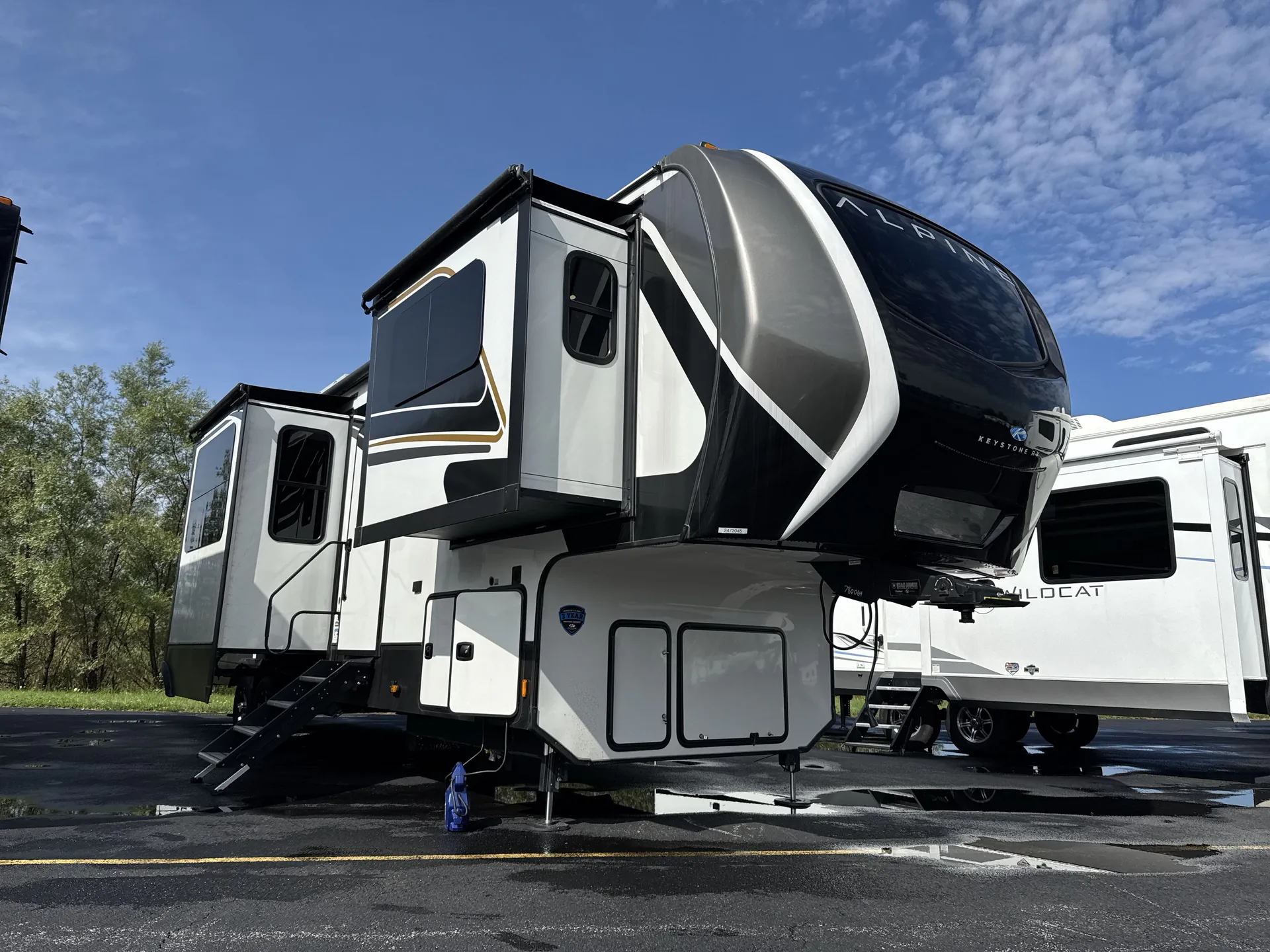 2025 Keystone Alpine 3700FL dealer photo 1 from Camping World